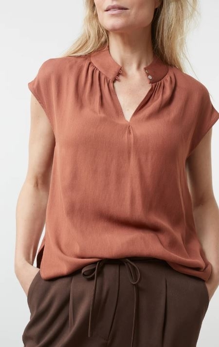 Sleevles Top With Crewneck,Buttons,Pleated Details