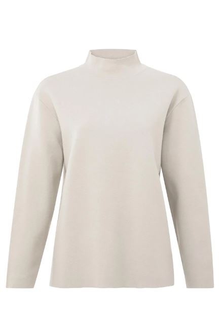 High neckline sweater with long sleeves