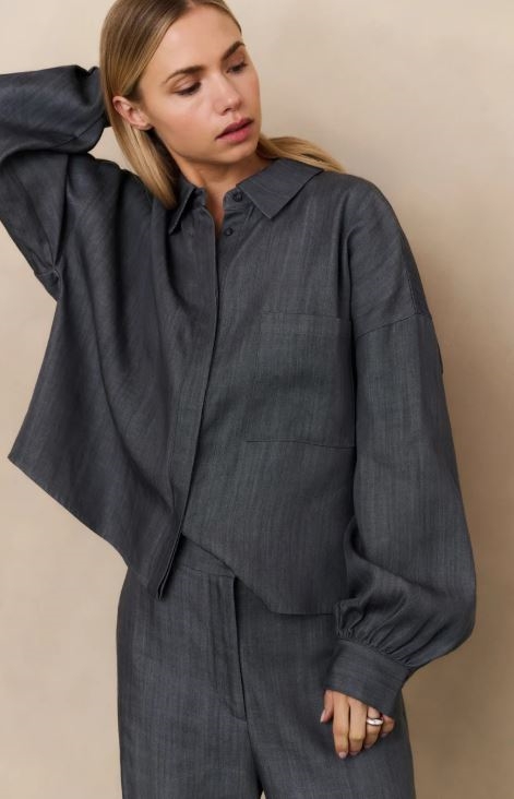 Blouse with long sleeves and chest pocket