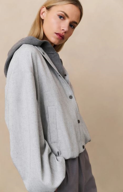 Jacket with balloon shape and snap buttons