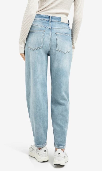 High waist jeans met losvallende pasvorm en lichte wassing