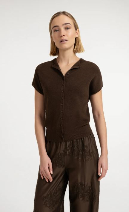 Mouwloos gebreid vest met knopen